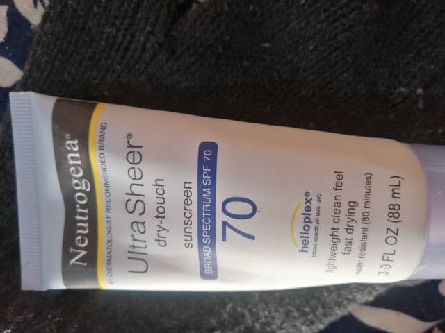 Neutrogena Ultra Sheer Dry-Touch Sunscreen SPF 45 review photo by Mimiblog