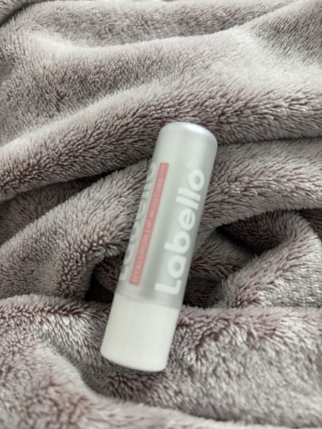 Labello Hyaluron Lip Moisture Plus review photo by sehrskin