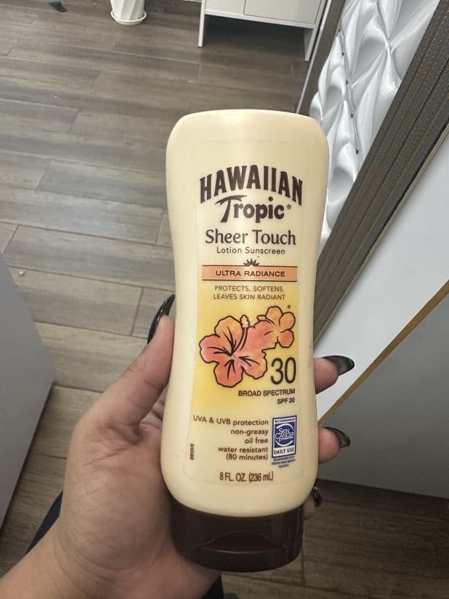 Hawaiian Tropic Luminosity Protective Sun Lotion SPF50+ for Protected & Illuminated Skin review photo by YankaTv