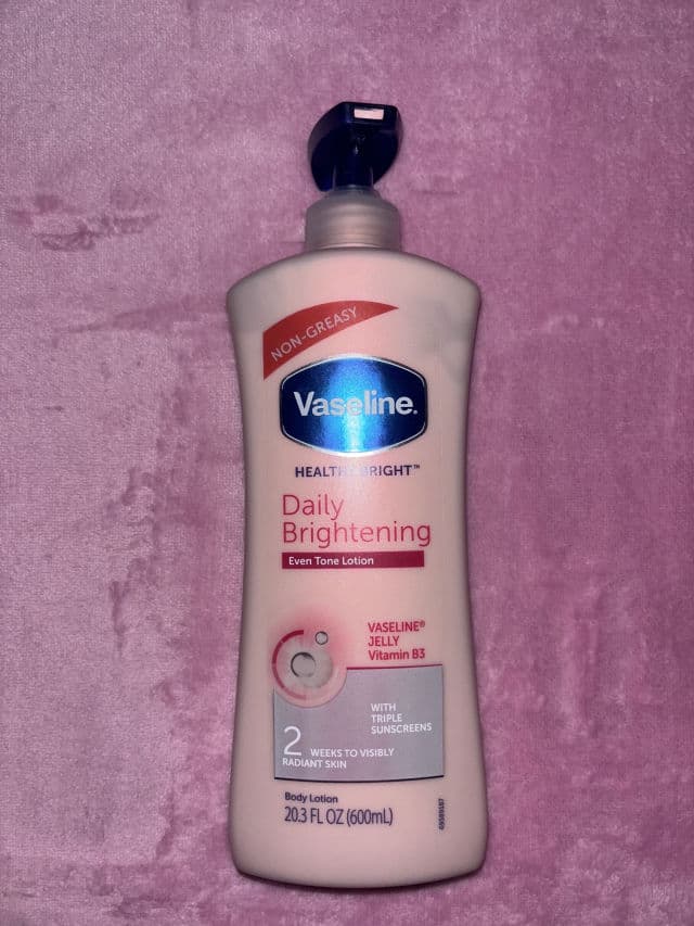 Vaseline Healthy Bright Daily Brightening Even Tone Body Lotion review photo by Naemah