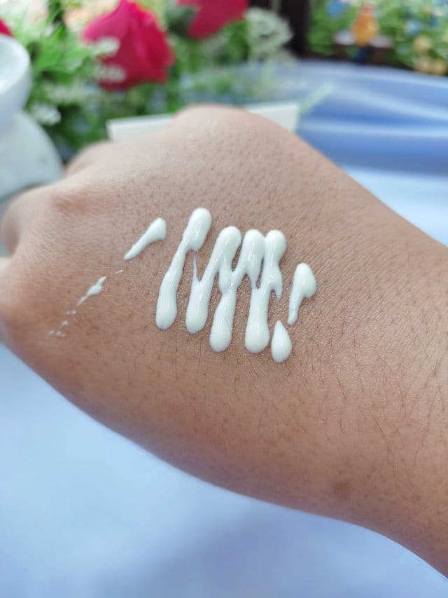 ISNTREE Hyaluronic Acid Watery Sun Gel SPF50+ PA++++ review photo by itsniknazirah