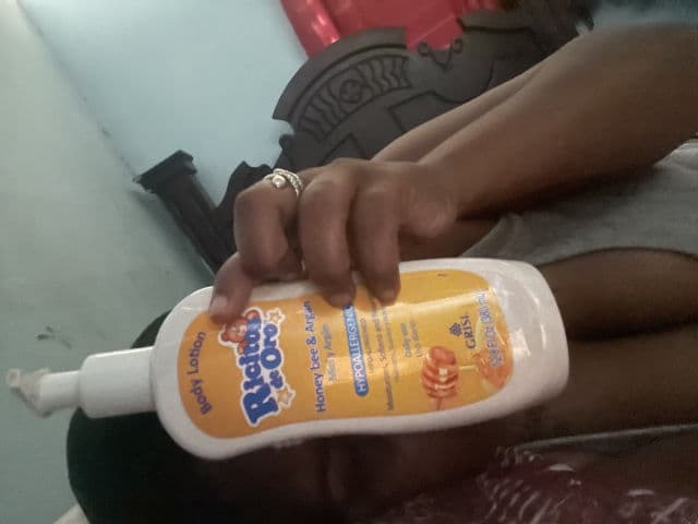 Burt's Bees Naturally Nourishing Milk & Honey Body Lotion review photo by mariasuaso