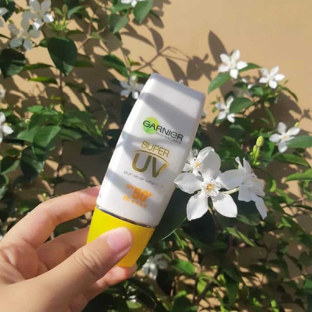 Garnier Light Complete Super UV Matte Brightening Sunscreen SPF50+ review photo by Skincarediaryy