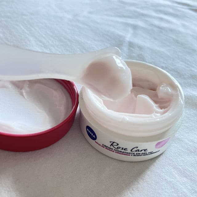 Nivea Rose Care Moisturising Gel Cream with Organic Rose Water & Hyaluronic Acid  review photo by YaniUgc