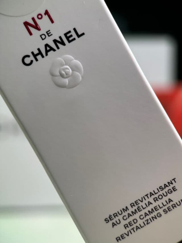Chanel N°1 De Chanel Red Camellia Revitalizing Serum review photo by pris9