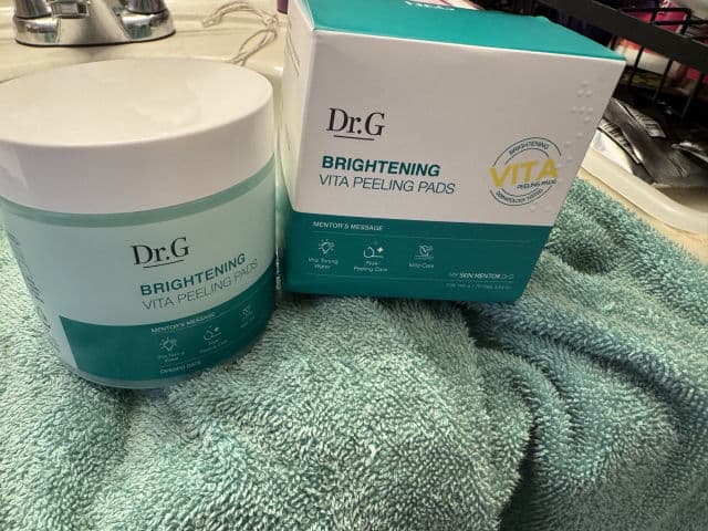 DR.G Brightening Vita Peeling Pad review photo by isdom89beauty