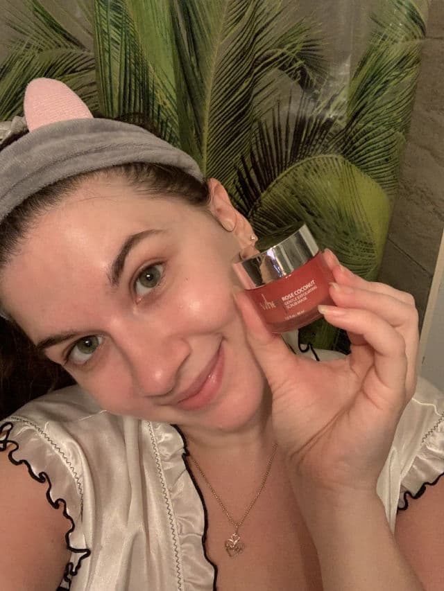 When Beauty Rose Coconut Gentle Exfoliating Scrub Mask review photo by nailsbycarleigh