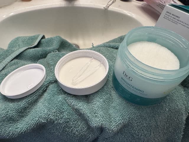 DR.G Brightening Vita Peeling Pad review photo by isdom89beauty