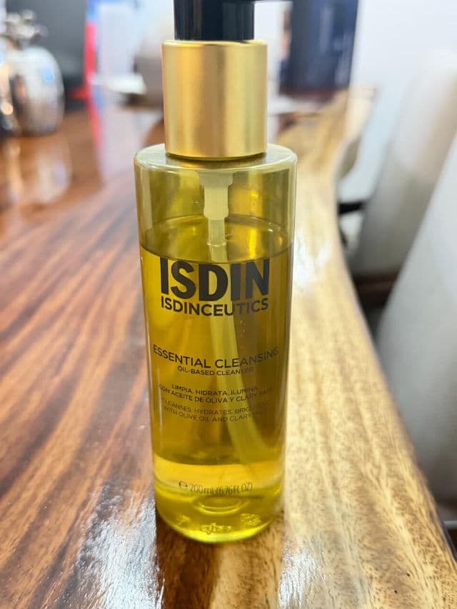 ISDIN Essential Cleansing Oil-based Cleanser review photo by Naye04
