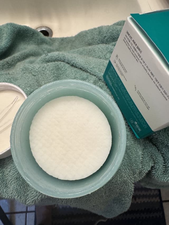 DR.G Brightening Vita Peeling Pad review photo by isdom89beauty