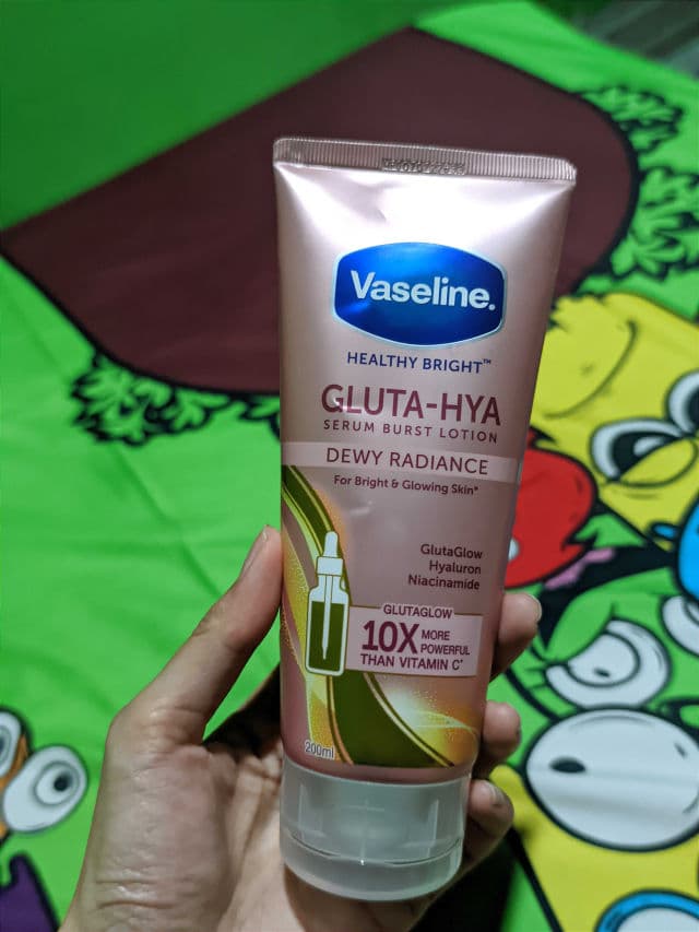 Vaseline Healthy Bright Gluta-Hya Serum Burst Lotion Dewy Radiance review photo by sxkahijau