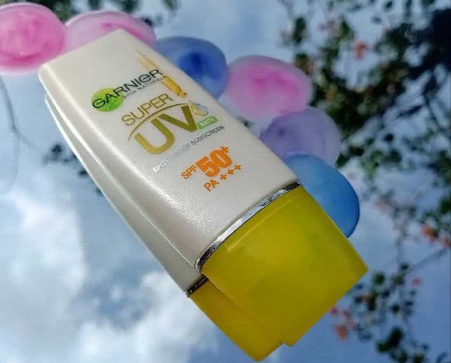 Garnier Bright Complete Vitamin C Super UV Matte SPF50+PA+++ review photo by Nabilahranti