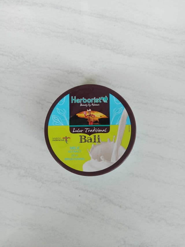 Herborist Lulur Traditional Bali Extra Scrub Milk Extract + Whitening review photo by yunzie
