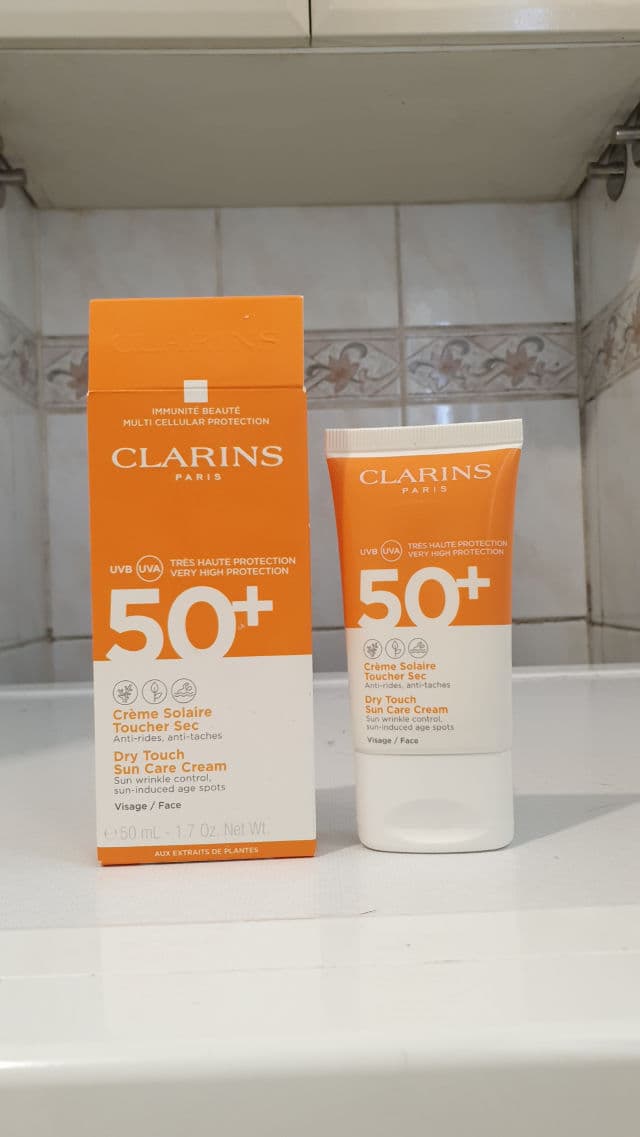 Clarins Dry Touch Facial Sun Care UVA/UVB 50+ review photo by Agness