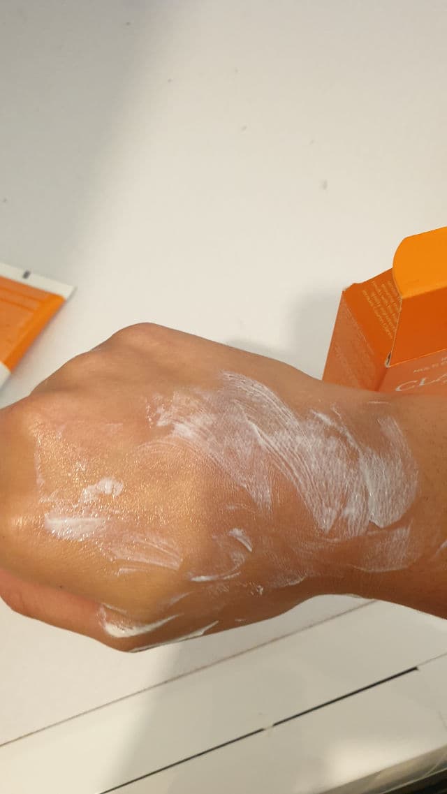 Clarins Dry Touch Facial Sun Care UVA/UVB 50+ review photo by Agness