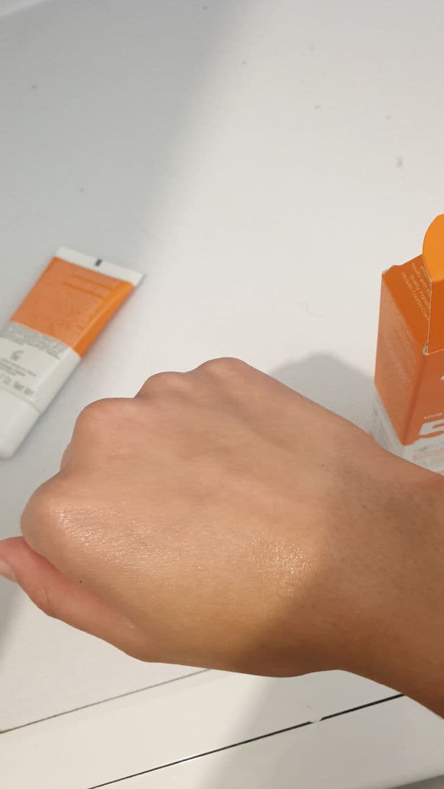 Clarins Dry Touch Facial Sun Care UVA/UVB 50+ review photo by Agness