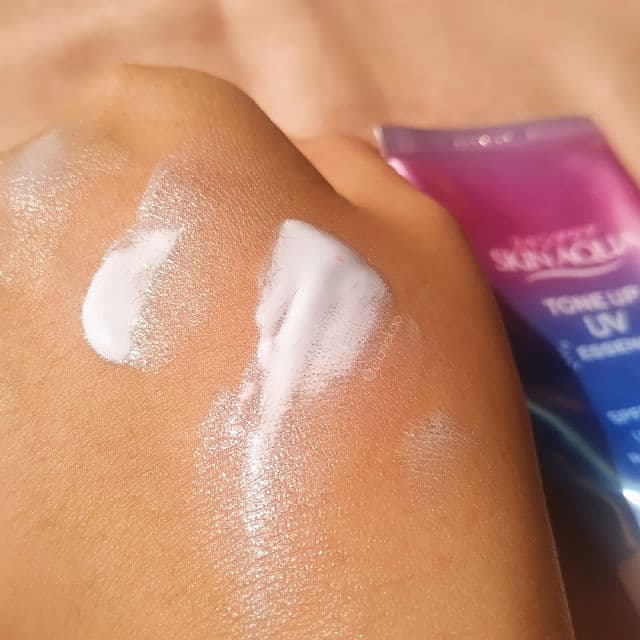 SKIN AQUA Tone Up UV Essence review photo by Alika Ela