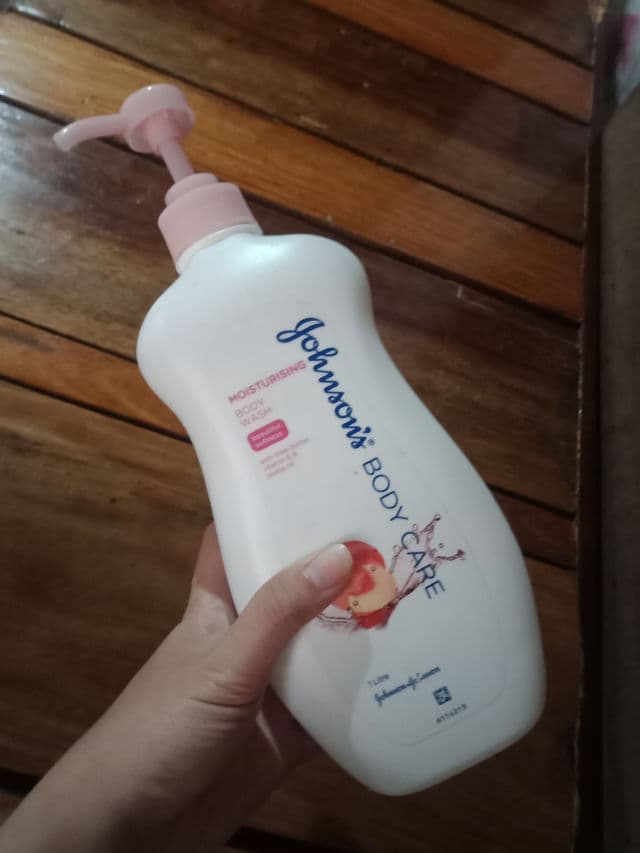 Johnson's Body Care Moisturising Body Wash review photo by Biyangkaaa