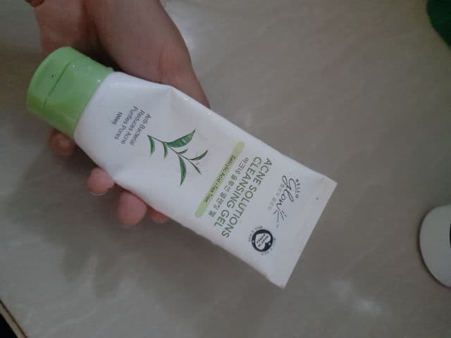Hello Glow Acne Solutions Cleansing Gel review photo by DJill126