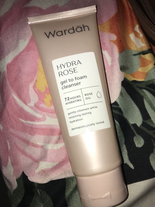 Wardah Hydra Rose Gel-to-Foam Cleanser review photo by Desyyana