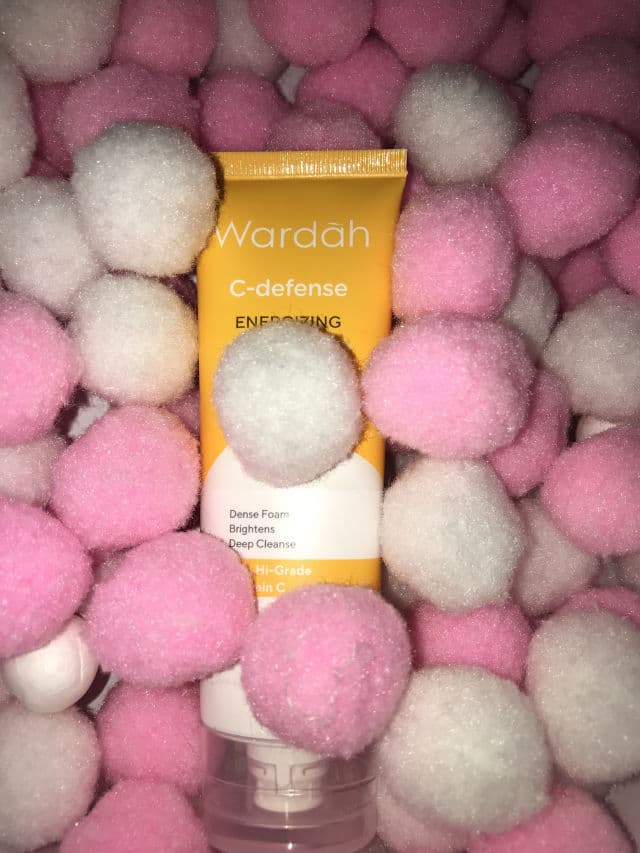 Wardah C Defense Energizing Creamy Wash review photo by Desyyana