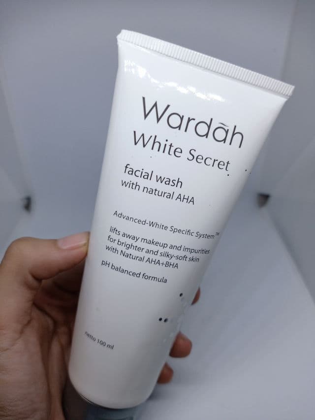 Wardah White Secret Facial Wash With Natural AHA review photo by Diyaaah