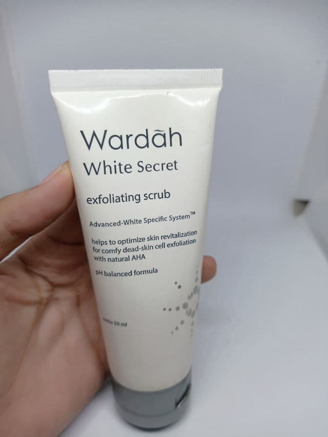 Wardah White Secret Exfoliating Scrub review photo by Diyaaah