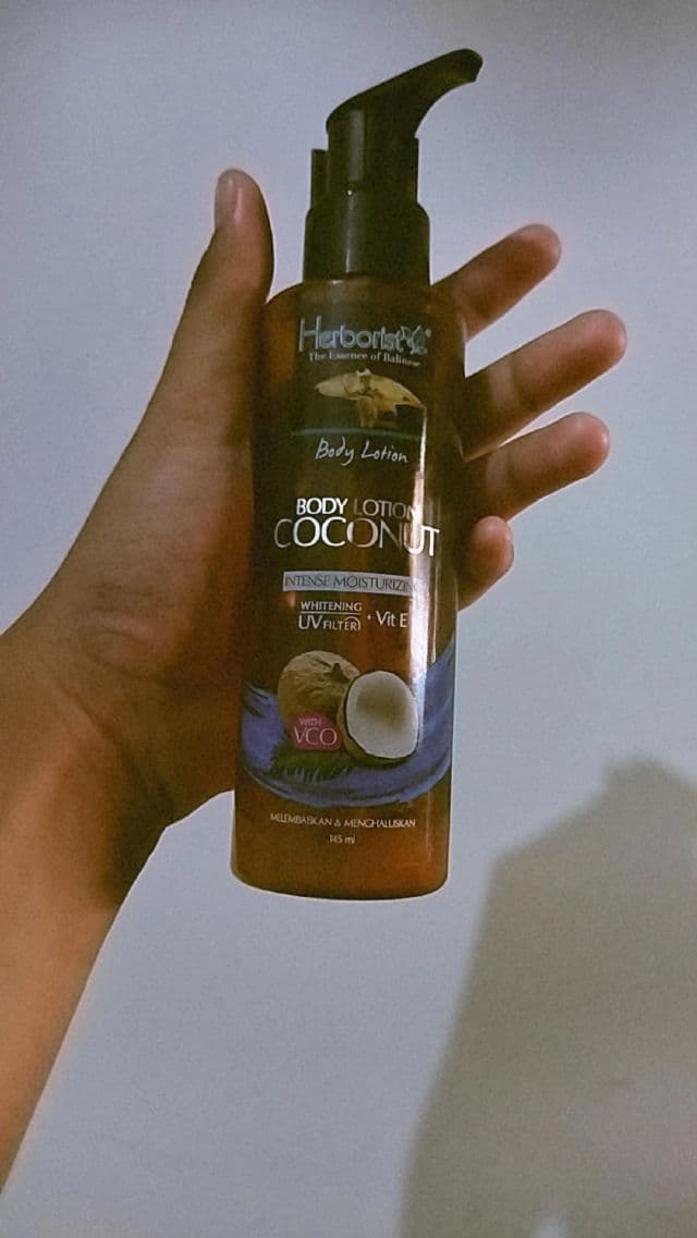 Herborist Body lotion Coconut review photo by EkaAyuLestarii