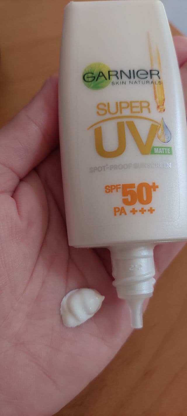 Garnier Light Complete Super UV Matte Brightening Sunscreen SPF50+ review photo by Gray17
