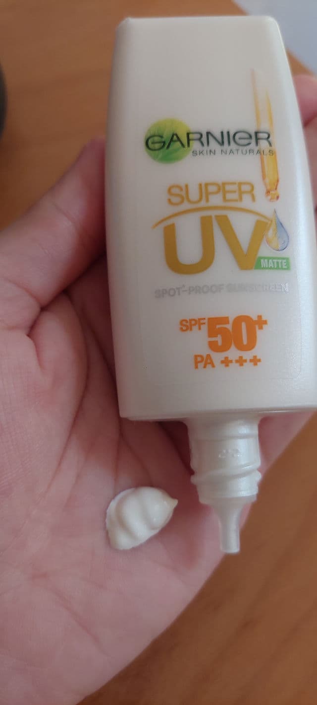 Garnier Light Complete Super UV Matte Brightening Sunscreen SPF50+ review photo by Gray17