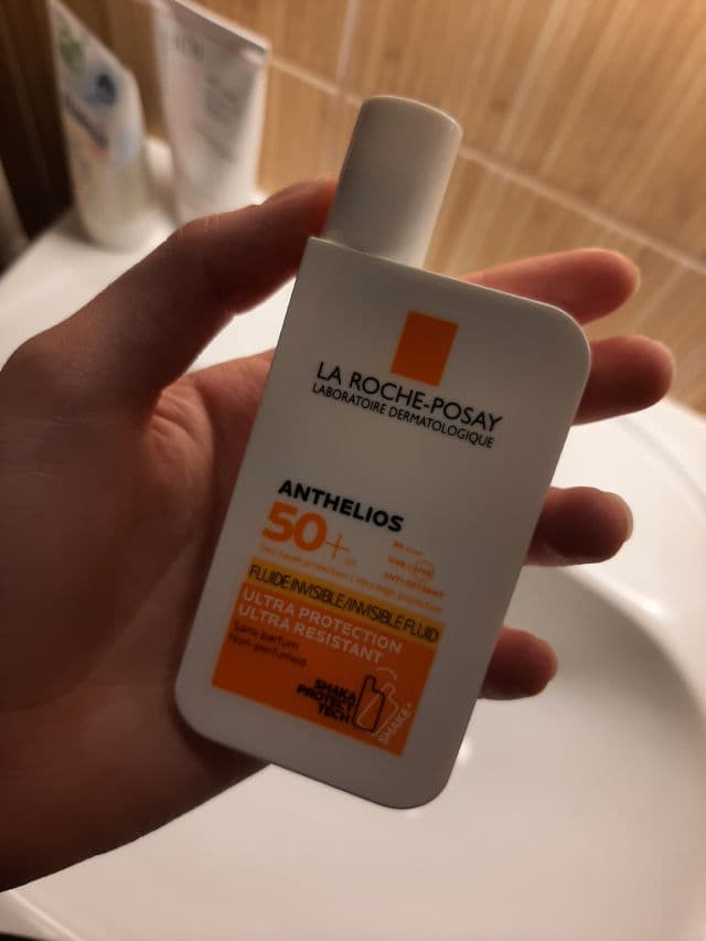 La Roche-Posay Anthelios Shaka Ultra-Light Facial Sun Cream SPF50 review photo by HVivi