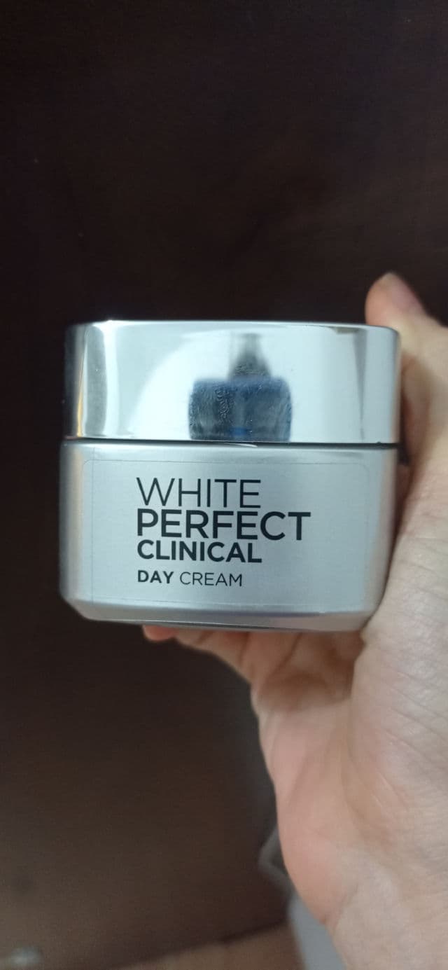 L'Oreal Paris White Perfect Clinical Day Cream SPF 19 PA++ review photo by Hollykatarina