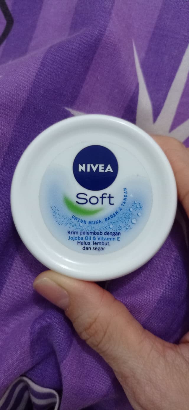 Nivea Soft Moisturizing Creme review photo by Hollykatarina