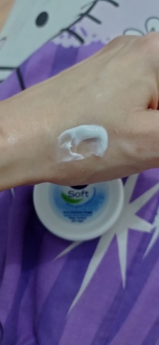 Nivea Soft Moisturizing Creme review photo by Hollykatarina