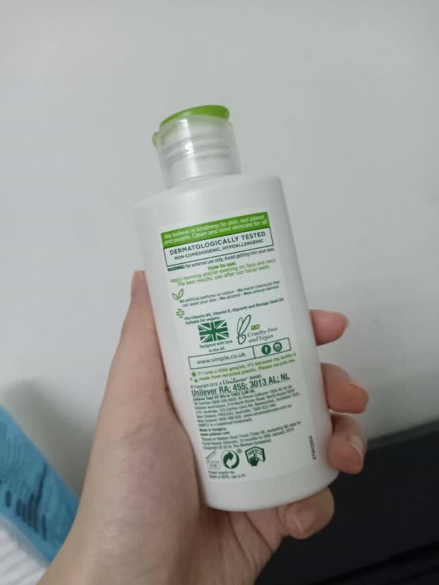 Simple Kind to Skin Hydrating Light Moisturiser for Dry Skin review photo by JenLo