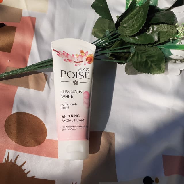 POISE Luminous Whitening Facial Foam review photo by JuniChan
