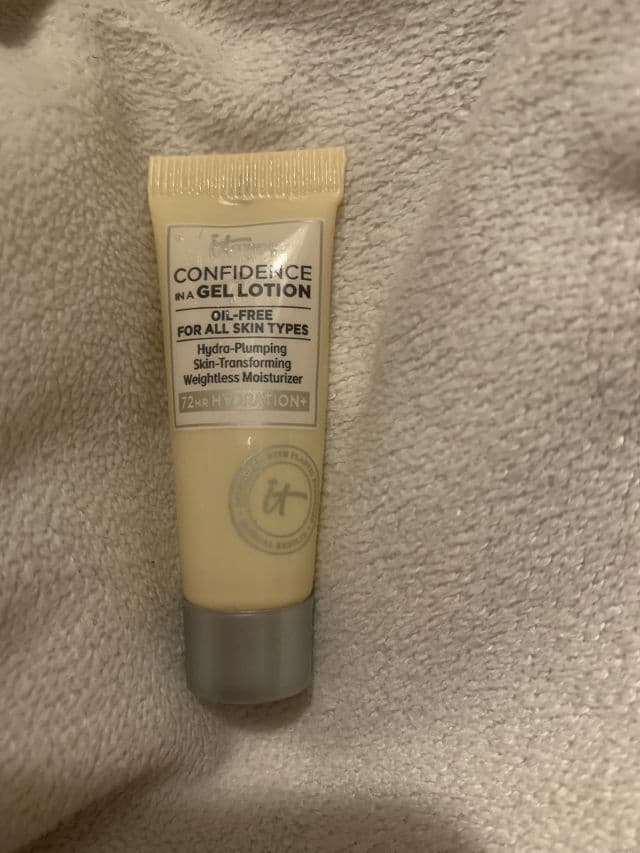 It Cosmetics Confidence In A Gel Lotion Weightless Moisturizer review photo by Larryberry