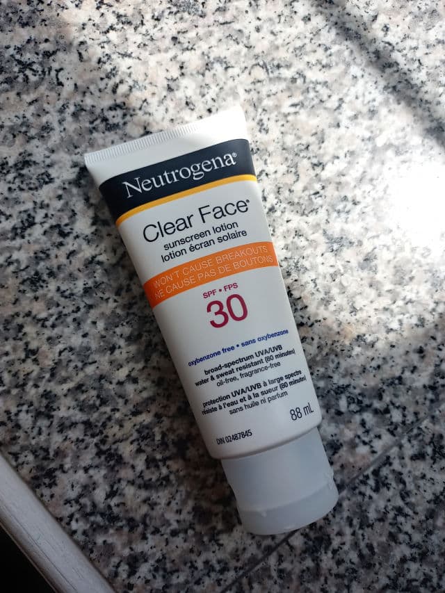Neutrogena Clear Face Liquid Lotion Sunscreen Broad Spectrum SPF 30 review photo by Lilovyee