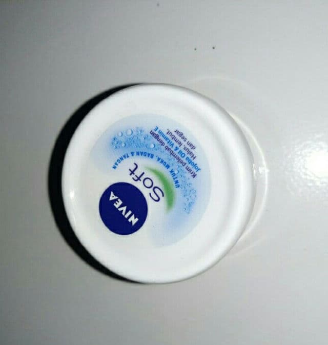 Nivea Soft Moisturizing Creme review photo by Nabilahranti