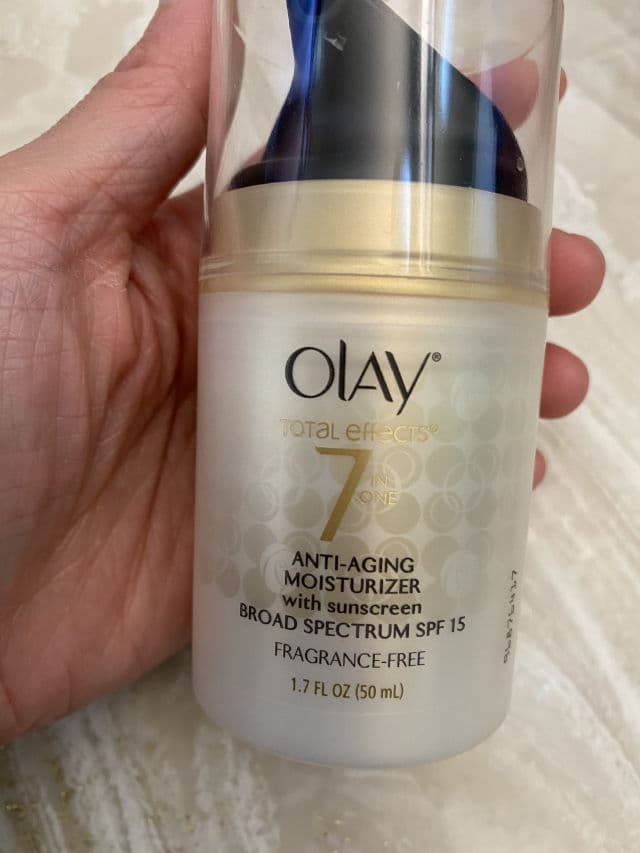 Olay Total Effects 7-in-1 Anti-Aging UV Moisturizer Plus Touch of Foundation review photo by NguyenAndOngLy
