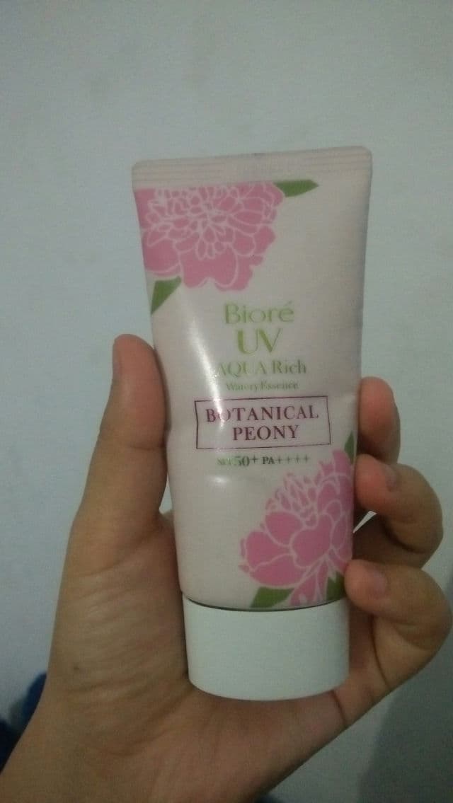 Biore UV Aqua Rich Watery Essence Botanical Peony SPF50+ PA++++ review photo by Niacinaemide