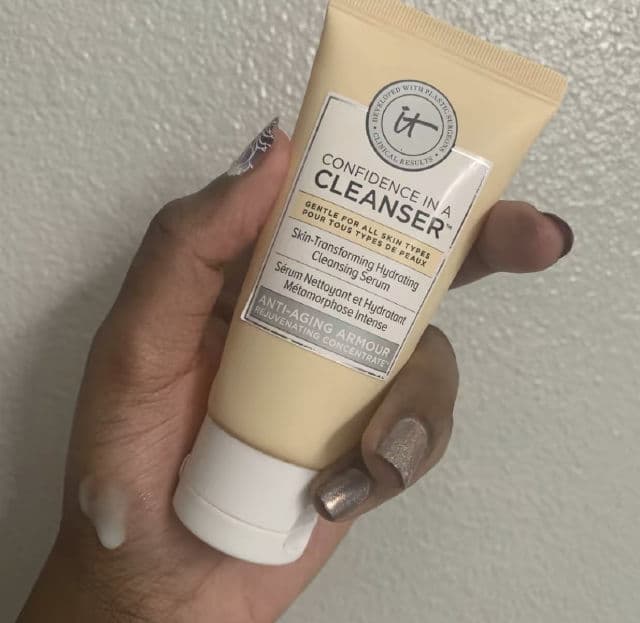 It Cosmetics Confidence in a Cleanser review photo by NikeViki