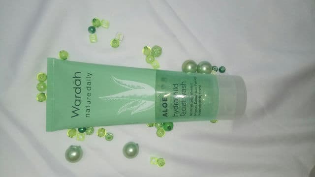 Wardah Nature Daily Aloe Hydramild Facial Wash review photo by Noniiry