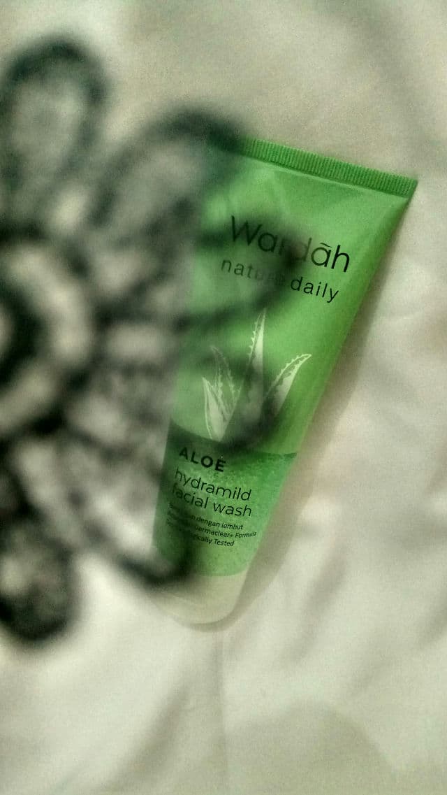 Wardah Nature Daily Aloe Hydramild Facial Wash review photo by Noniiry