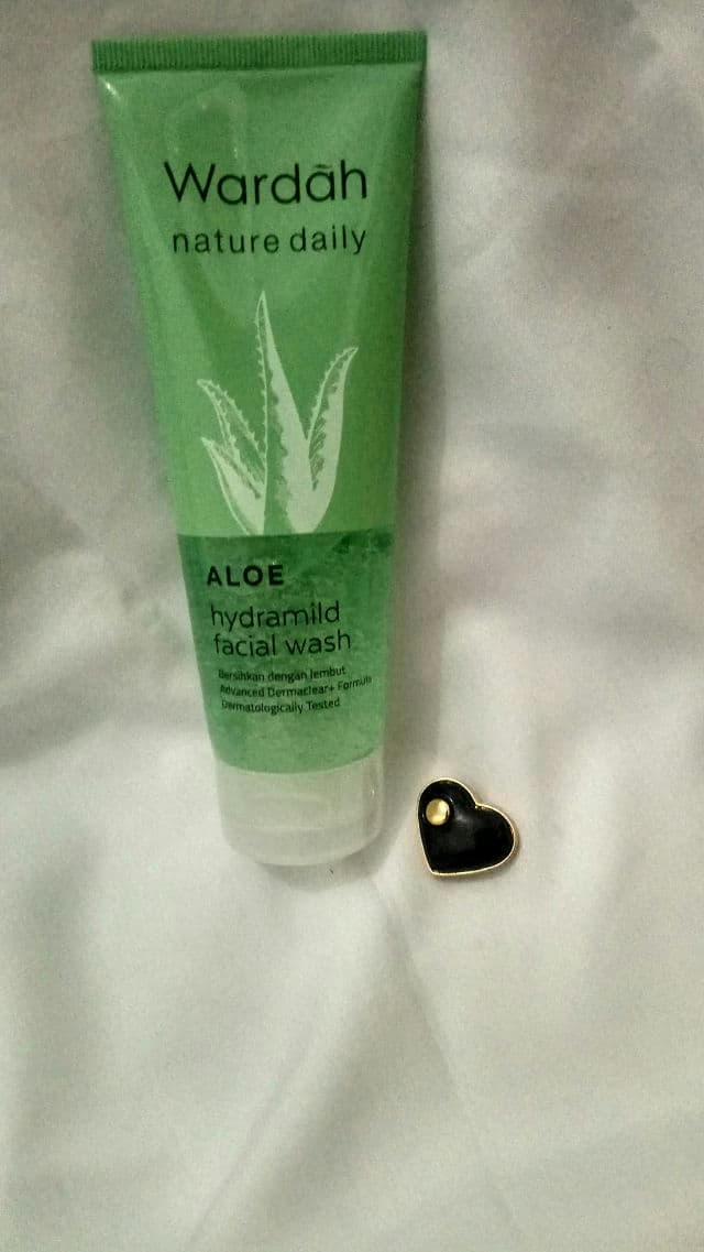 Wardah Nature Daily Aloe Hydramild Facial Wash review photo by Noniiry