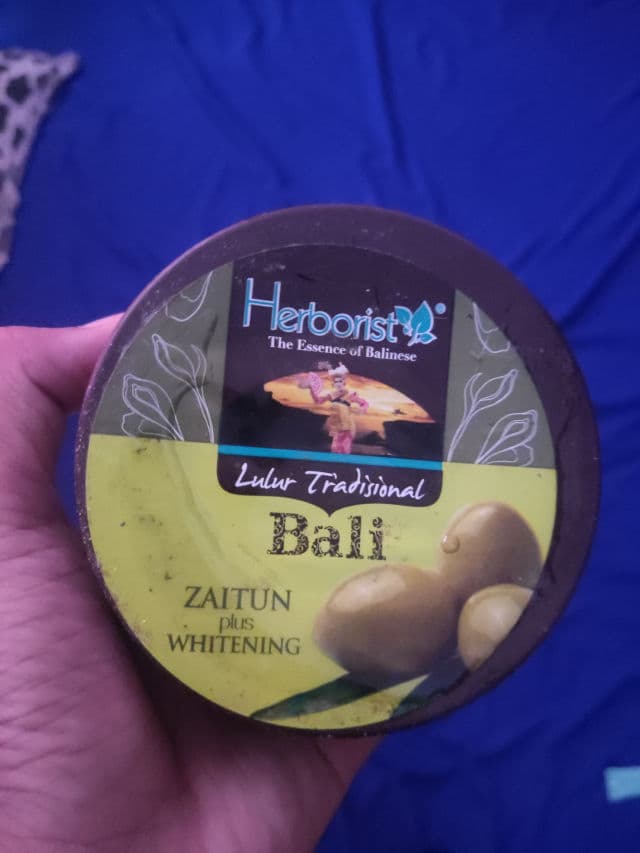 Herborist Lulur Traditional Bali Kiwi Extract plus Whitening review photo by Nurafratini