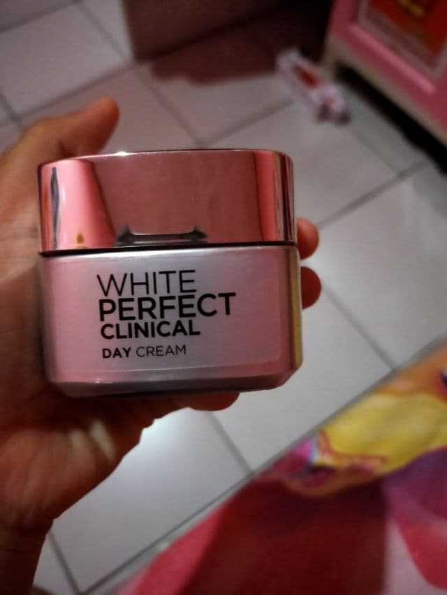L'Oreal Paris White Perfect Clinical Day Cream SPF 19 PA++ review photo by Nurulfairuz