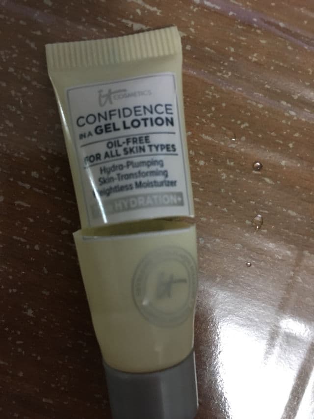 It Cosmetics Confidence In A Gel Lotion Weightless Moisturizer review photo by Pickyplans
