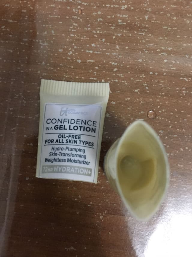 It Cosmetics Confidence In A Gel Lotion Weightless Moisturizer review photo by Pickyplans