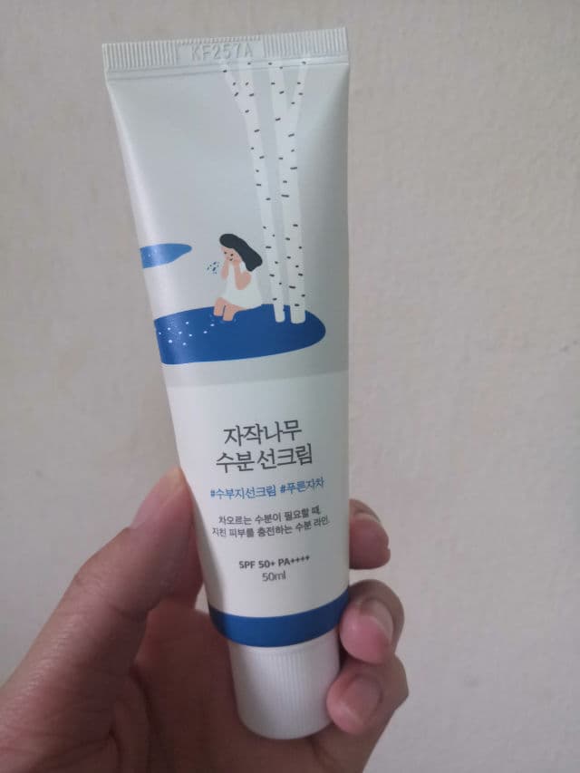 Round Lab Birch Juice Moisturizing Sun Cream SPF50+ PA++++ review photo by Mypandaskin